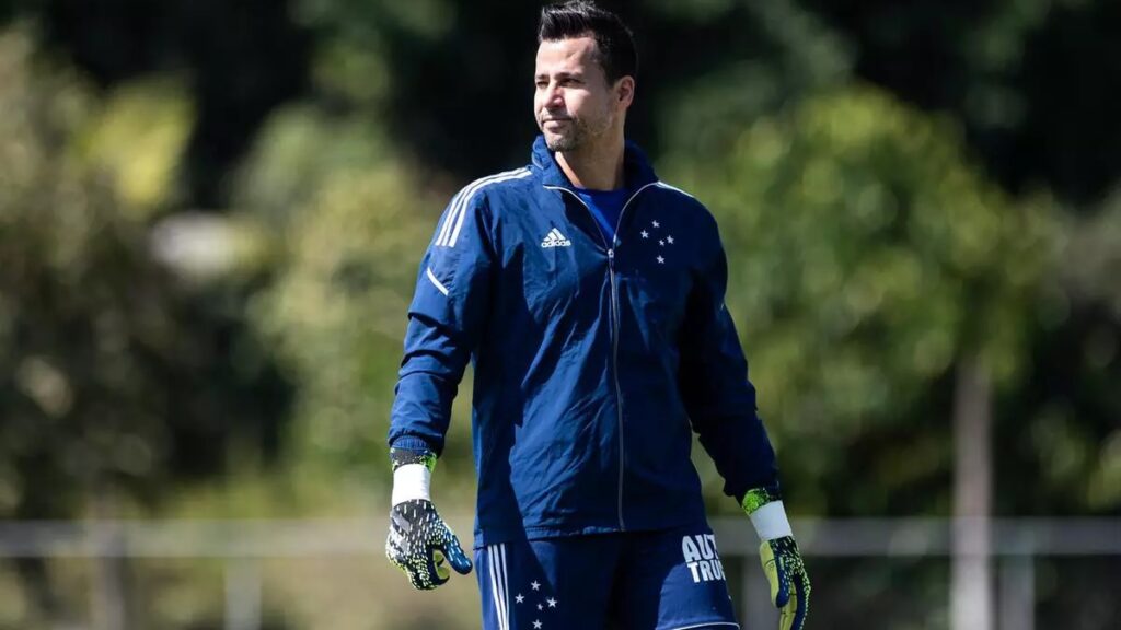 Fábio bate recorde: Goleiro Fábio em treino do Cruzeiro em 2021