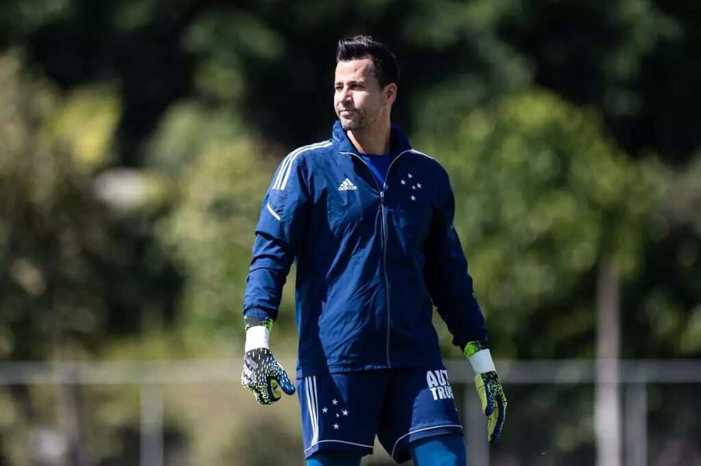 Fábio bate recorde: Goleiro Fábio em treino do Cruzeiro em 2021