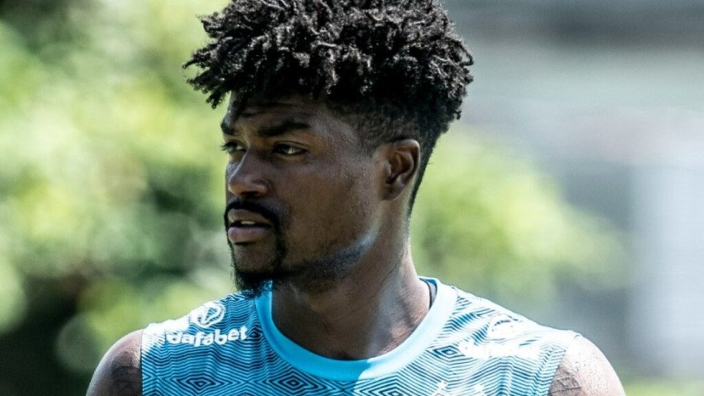 Santos afasta Eduardo Bauermann: Em 1º plano, zagueiro Eduardo Bauermann em treino do Santos