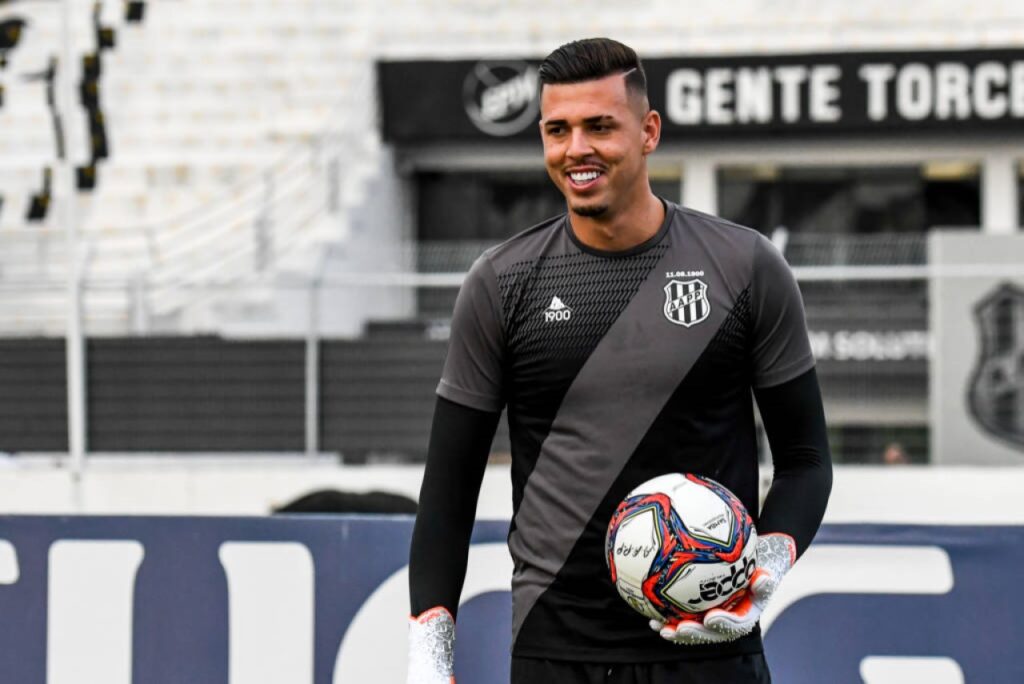 Ivan, goleiro da Ponte Preta, interessa ao Corinthians