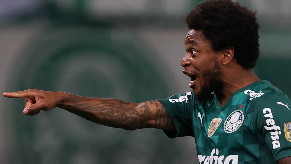Luiz Adriano e Aránguiz no Inter: Luiz Adriano em jogo do Palmeiras