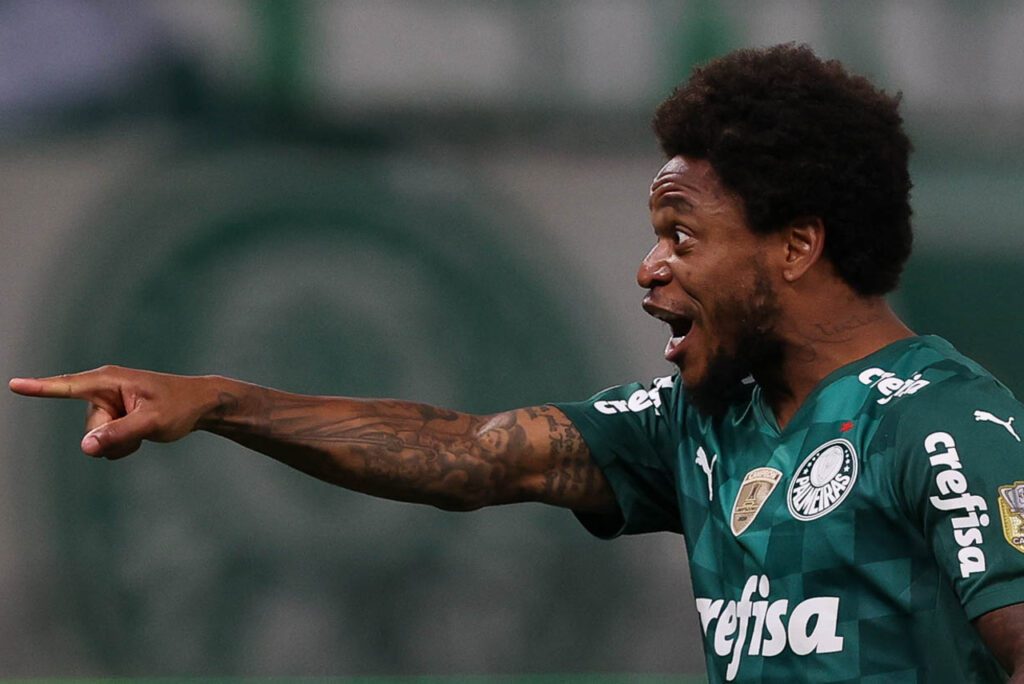 Luiz Adriano e Aránguiz no Inter: Luiz Adriano em jogo do Palmeiras