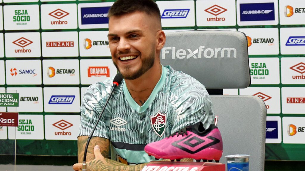 Grêmio avança por Nathan: Volante Nathan em sala de entrevistas do Fluminense