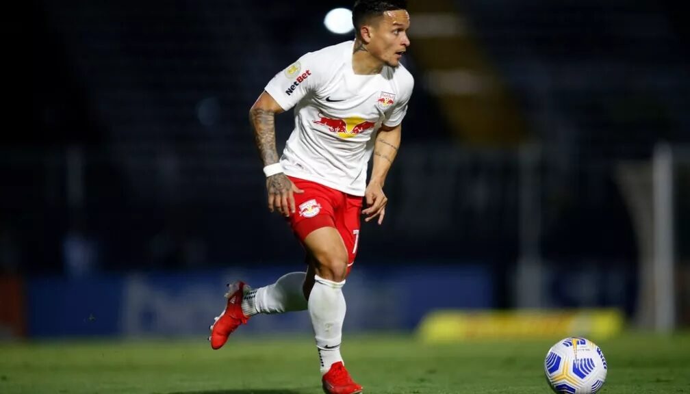 Atacante Arthur, em jogo do Red Bull Bragantino