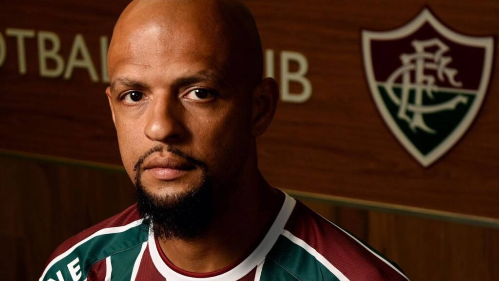 Felipe Melo, posa em sala do Fluminense