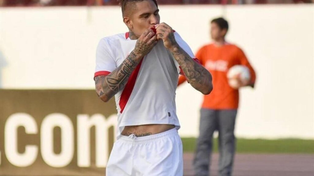 Atacante Paolo Guerrero, novo reforço do Racing Club, comemora gol pela Seleção Peruana