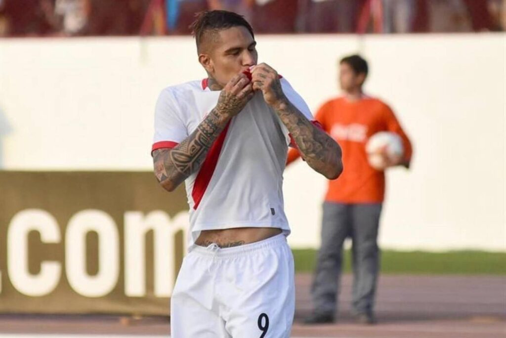 Atacante Paolo Guerrero, novo reforço do Racing Club, comemora gol pela Seleção Peruana