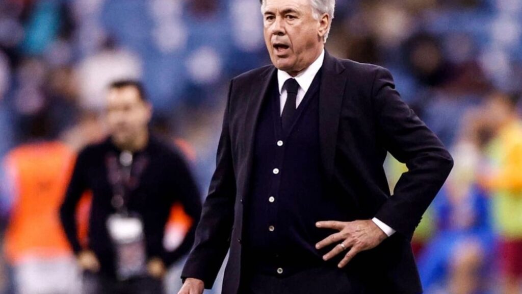 Ancelotti fica no Real: Treinador Carlo Ancelotti, do Real Madrid, com braço na cintura à beira do campo em 2022
