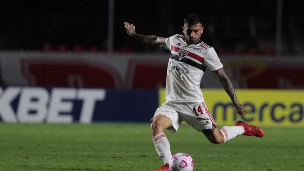Meia Liziero, em jogo do São Paulo - São Paulo empresta Liziero