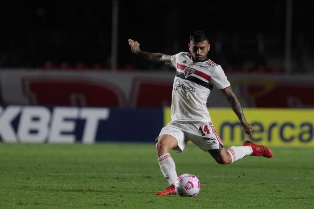 Meia Liziero, em jogo do São Paulo - São Paulo empresta Liziero