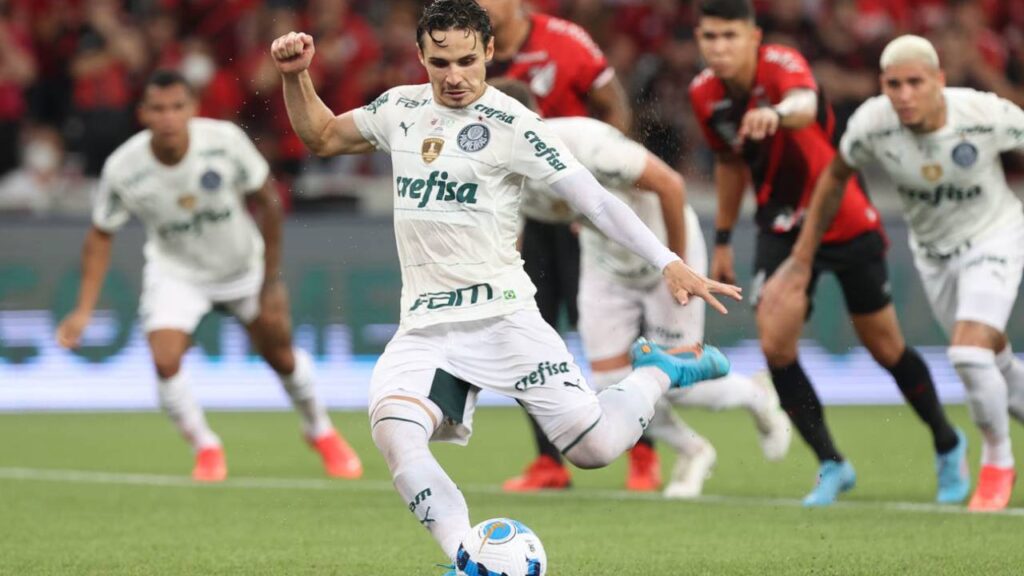 Veiga pode sair do Palmeiras: Meia Raphael Veiga, do Palmeiras, cobra pênalti contra o Athletico Paranaense em 2021