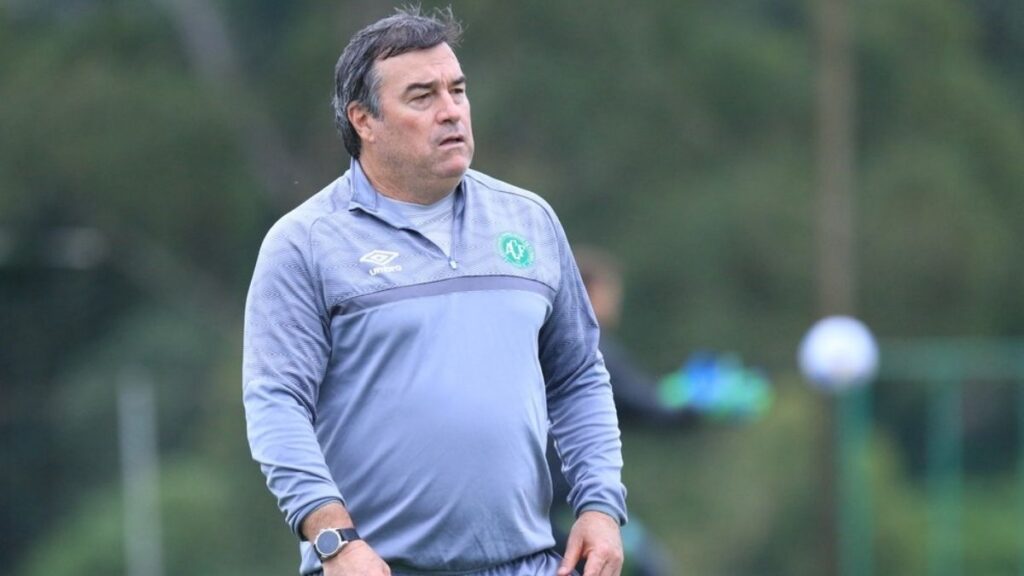 Pintado volta ao Juventude: Técnico Pintado com agasalho da Chapecoense em treino