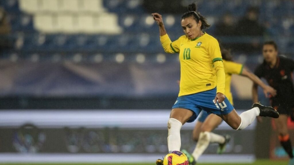 Atacante Marta, cobra pênalti pela Seleção Brasileira Feminina.