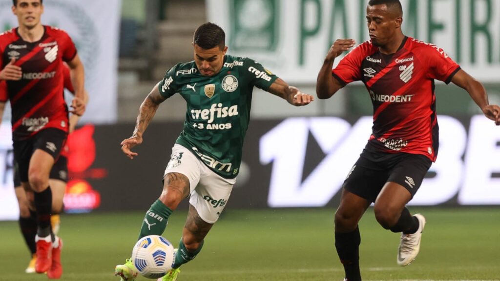 Dudu, do Palmeiras, e Carlos Eduardo, do Athletico Paranaense