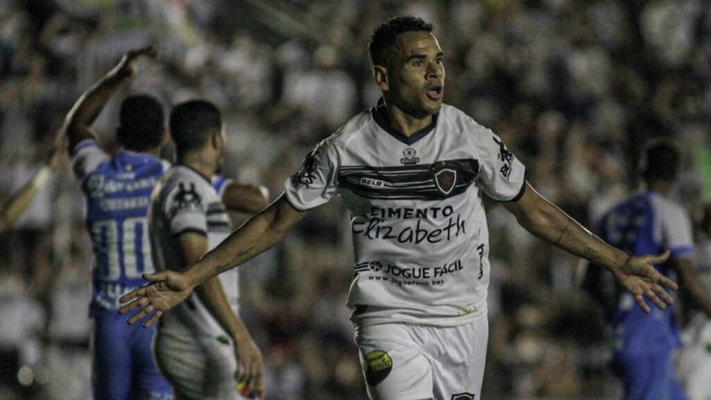 Éderson acertou com a Chapecoense