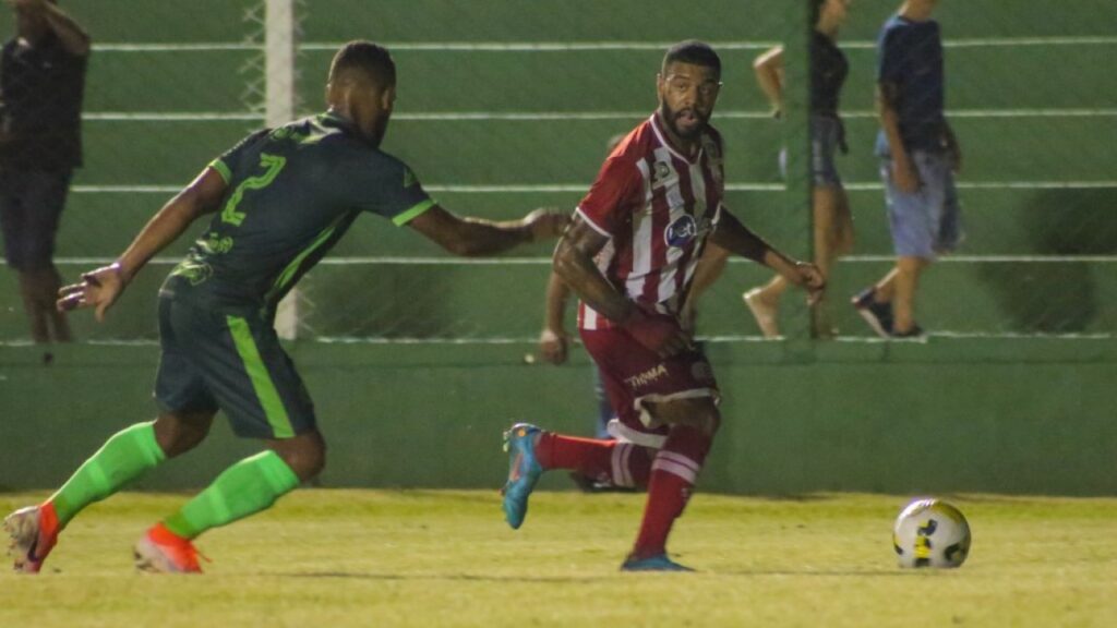 Júnior Tavares, do Náutico, em derrota para o Tocantinópolis