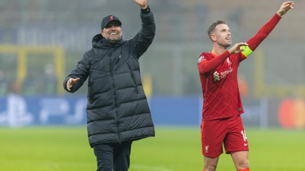 Jurgen Klopp e Jordan Henderson, do Liverpool