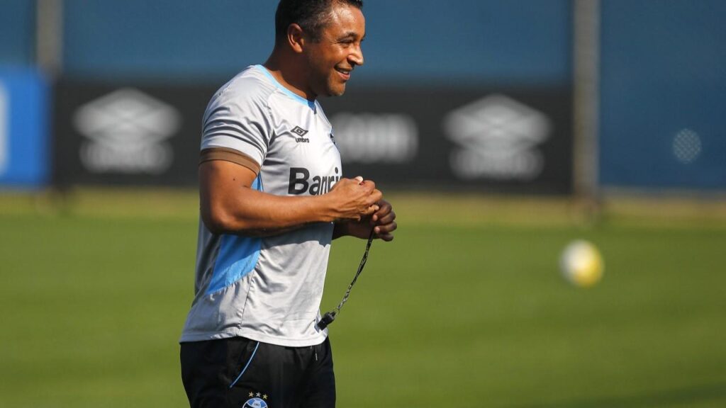 Roger Machado no Corinthians: Timão encaminha acordo com treinador - Roger Machado, em treinamento do Grêmio, segura um apito na mão direita e sorri