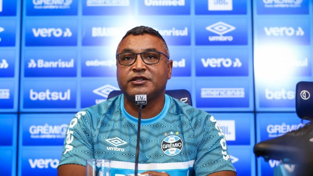 Roger Machado, ex-técnico do Grêmio, concedendo entrevista coletiva na sala de imprensa do Tricolor Gaúcho