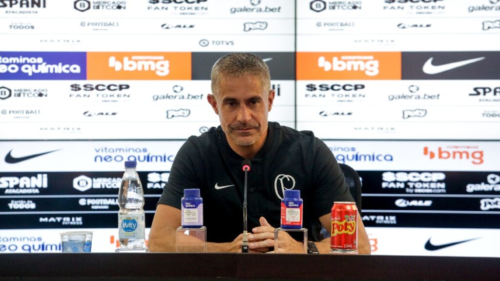 Técnico Sylvinho, ex-Corinthians