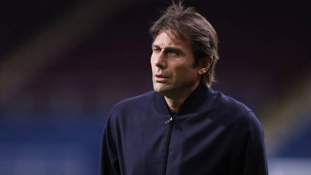 Técnico do Tottenham, Conte faz duras críticas ao VAR da Premier League: "Melhor acabar"