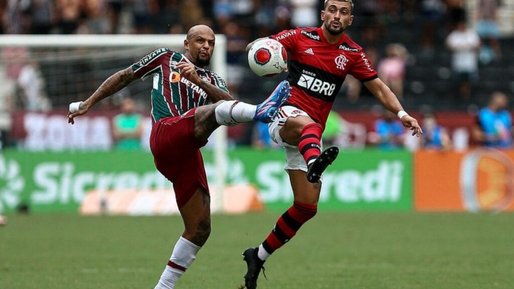 Felipe Melo, do Fluminense, e Giorgian de Arrascaeta, do Flamengo, em jogo do Campeonato Carioca de 2022