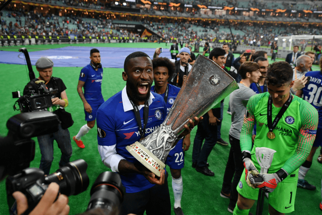 Antonio Rudiger, zagueiro do Chelsea, na mira do Real Madrid, comemora título da Liga Europa