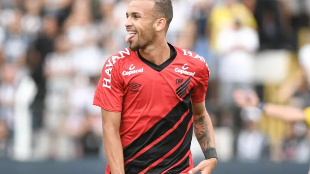 Jajá, atacante do Athletico-PR emprestado ao Cruzeiro