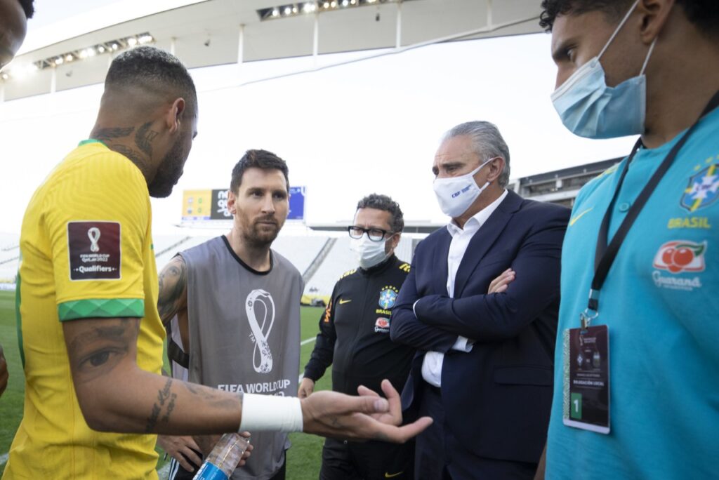 Neymar, Messi e Tite, no jogo interrompido entre Brasil x Argentina