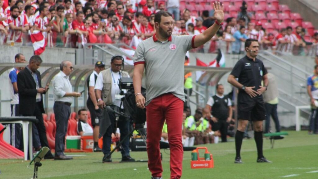 Técnico Roberto Fernandes, treinador do Náutico