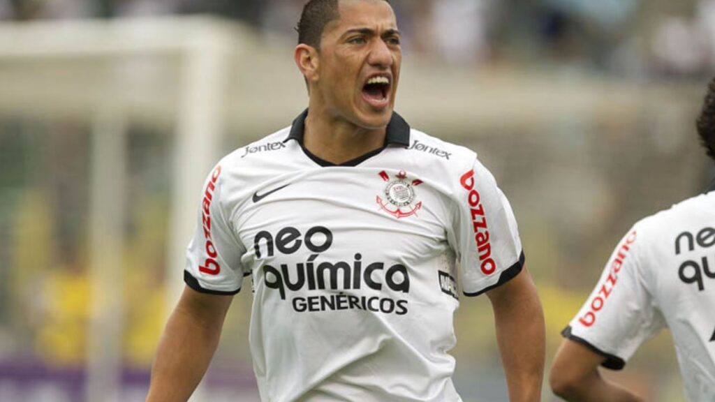 Volante Ralf, ex-Corinthians, novo reforço do Vila Nova para a Série B