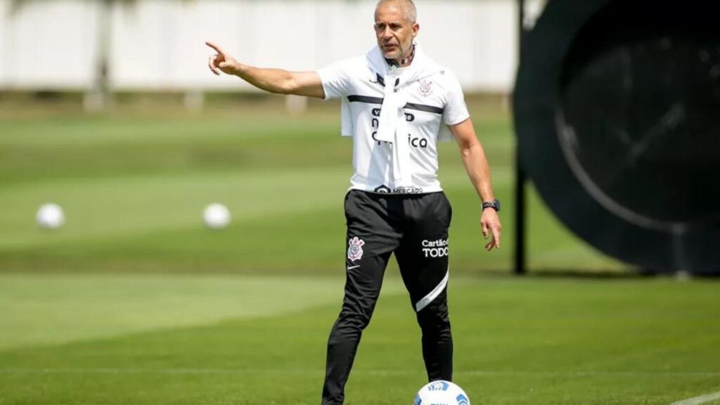 Técnico Sylvinho, ex-Corinthians