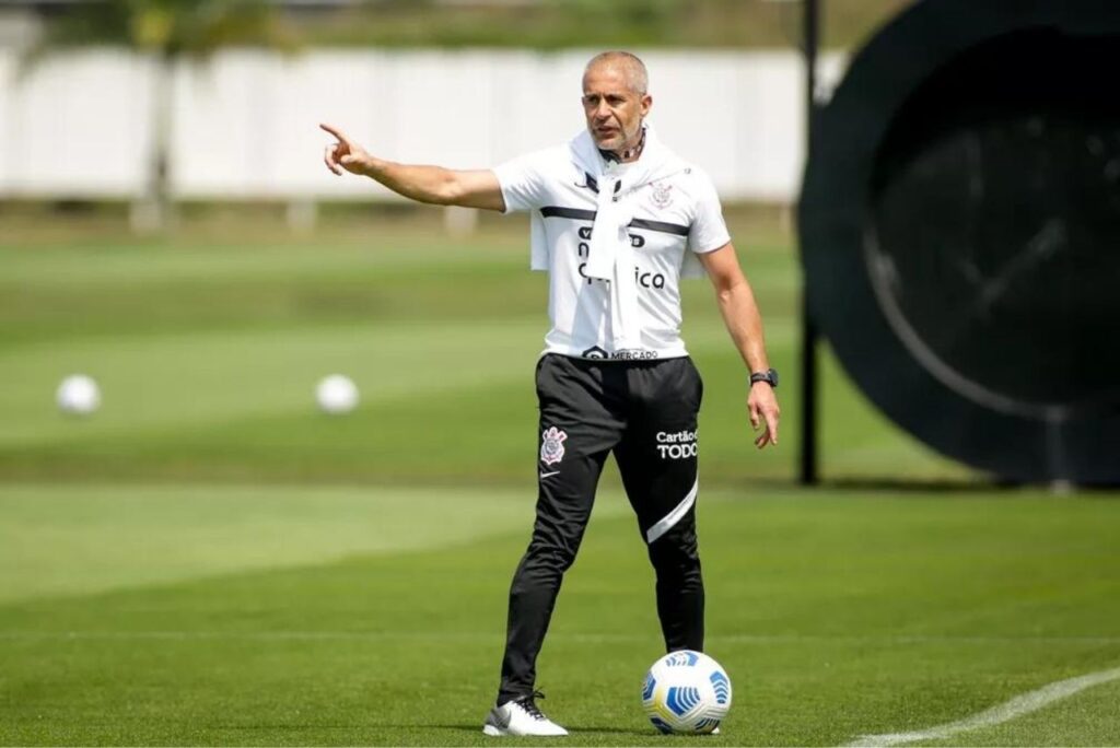 Técnico Sylvinho, ex-Corinthians