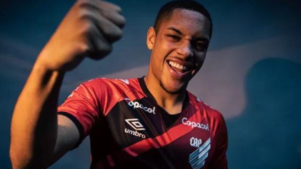 Atacante Vitor Roque, do Athletico-PR