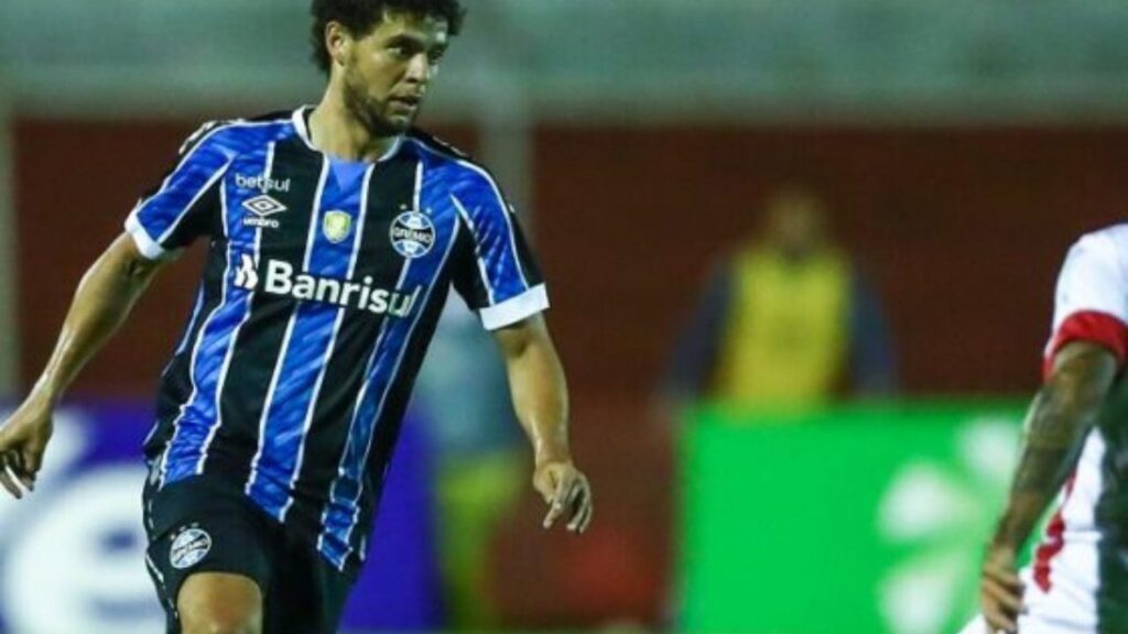 Lateral-direito Victor Ferraz em jogo do Grêmio em 2020