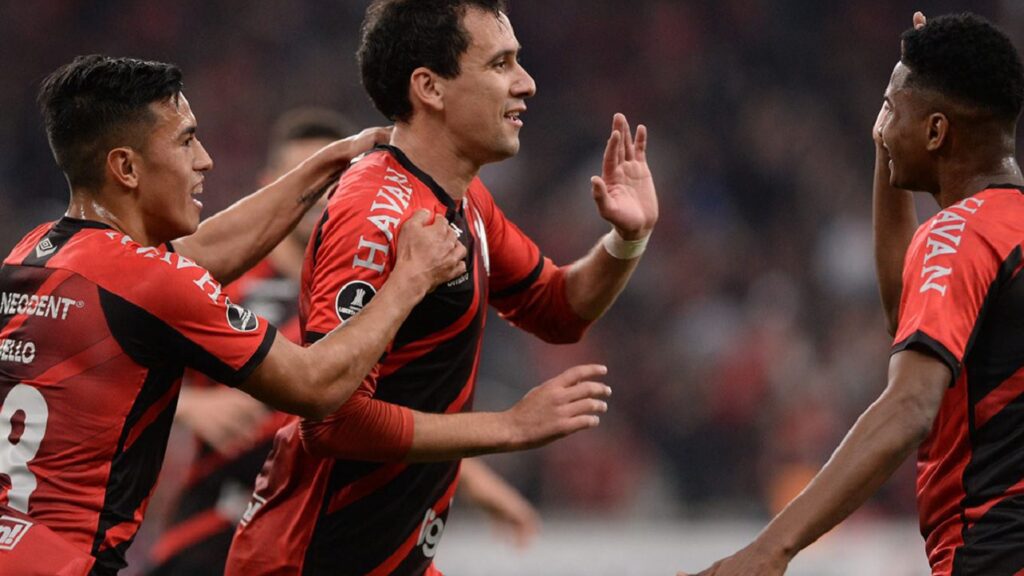 Athletico goleia Caracas e garante vaga nas oitavas da Libertadores