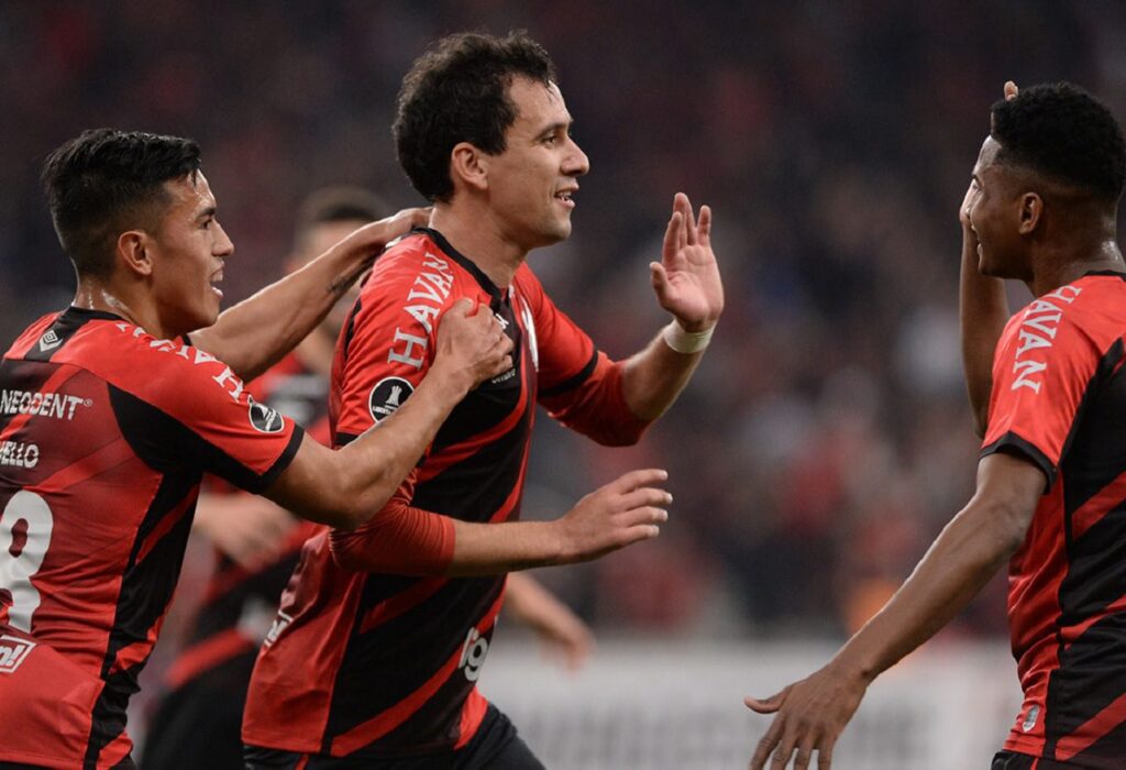 Athletico goleia Caracas e garante vaga nas oitavas da Libertadores