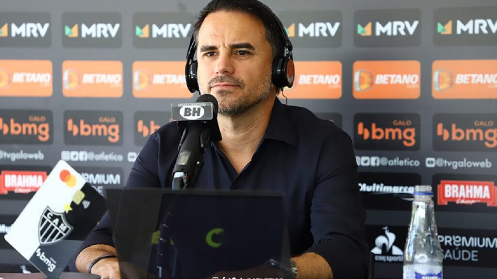 Executivo do Atlético-MG defende técnico após derrota na Libertadores