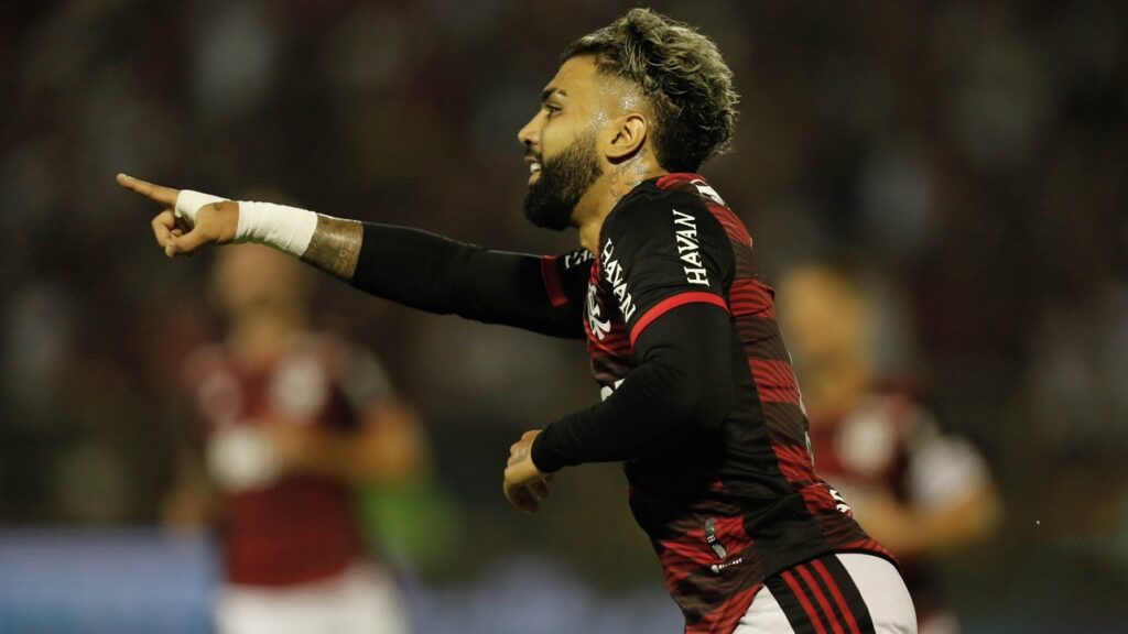 Flamengo avança com gols de Gabigol e Victor Hugo
