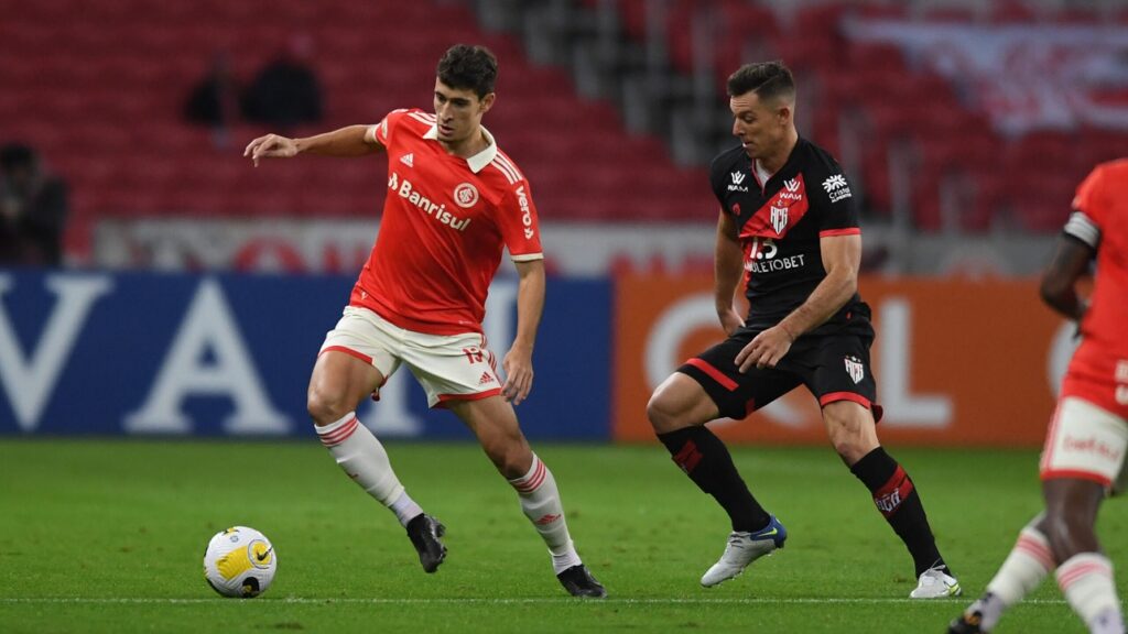 Internacional sai na frente, mas cede empate o Atlético-GO pelo Brasileirão