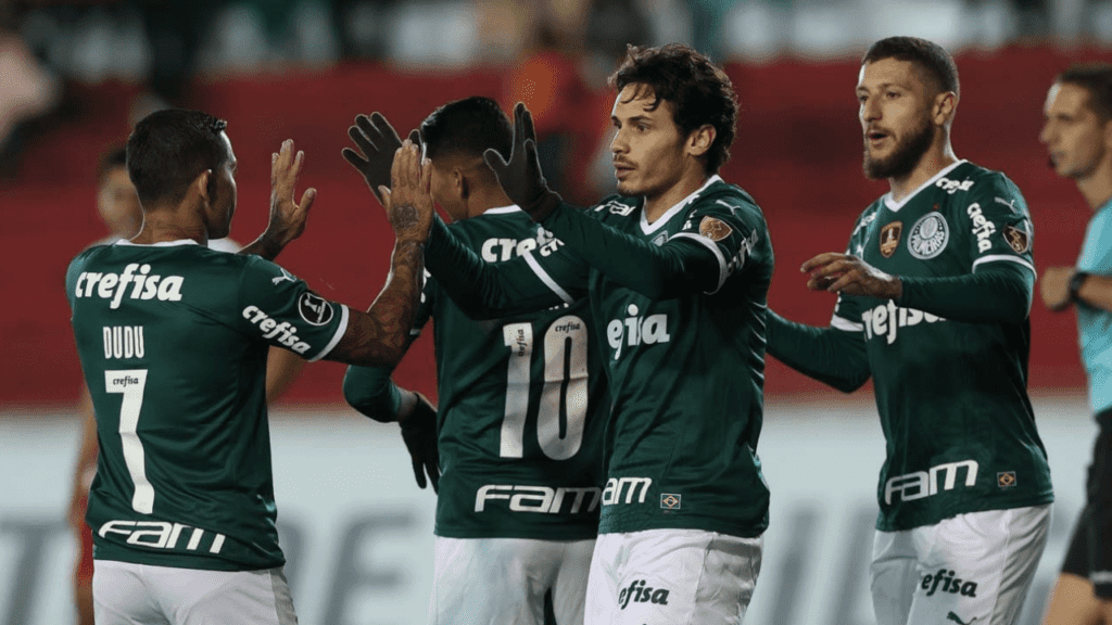 Raphael Veiga, atacante do Palmeiras na Libertadores, comemorando gol