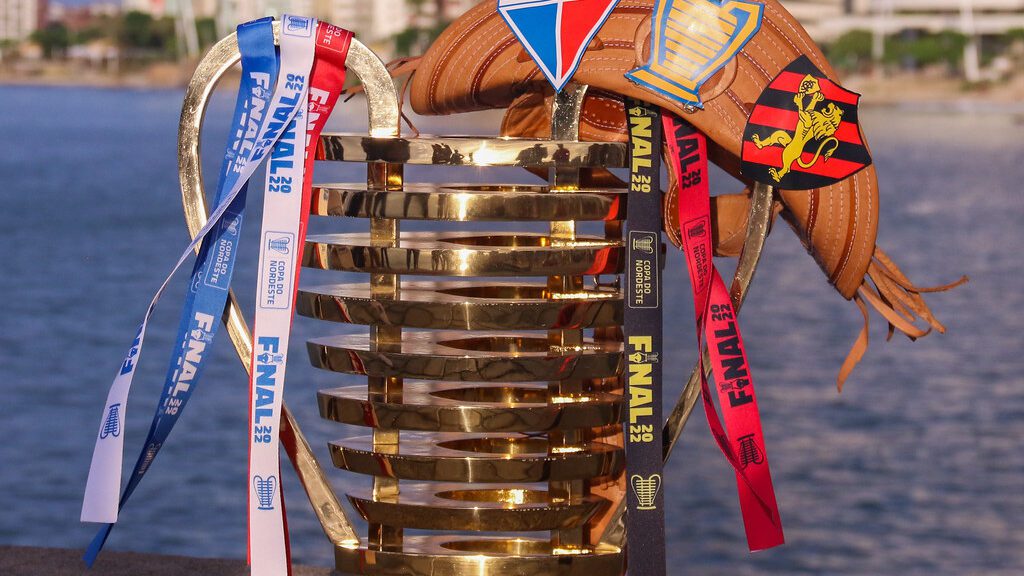 Taça da Copa do Nordeste, com adornos que remetem ao Fortaleza e ao Sport, finalistas da edição de 2022 da competição