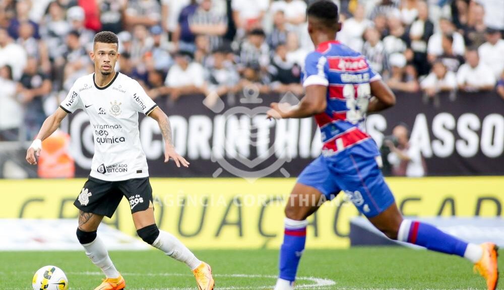 Jogador do Corinthans, de frente para a foto, e jogador do Fortaleza, de costas, no gramado da Neo Química Arena, durante jogo da 4ª rodada do Brasileirão