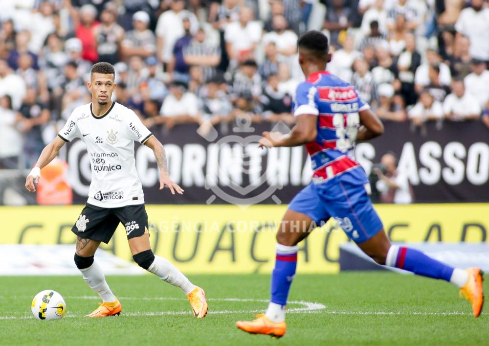 Jogador do Corinthans, de frente para a foto, e jogador do Fortaleza, de costas, no gramado da Neo Química Arena, durante jogo da 4ª rodada do Brasileirão