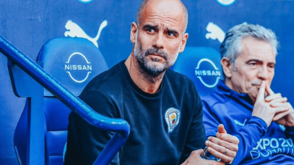 Treinador Pep Guardiola no banco de reservas do Manchester City