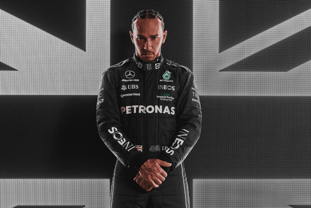 F1: Piloto da Mercedes na Fórmula 1, Lewis Hamilton, à frente da bandeira do Reino Unido