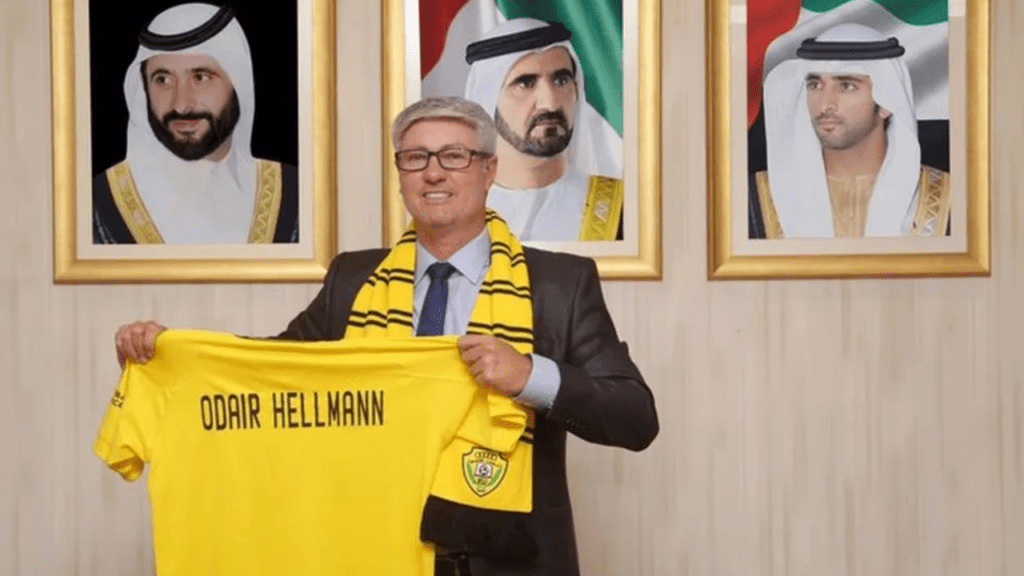 Odair Hellmann, ex-treinador do Al Wasl, segurando camisa do clube