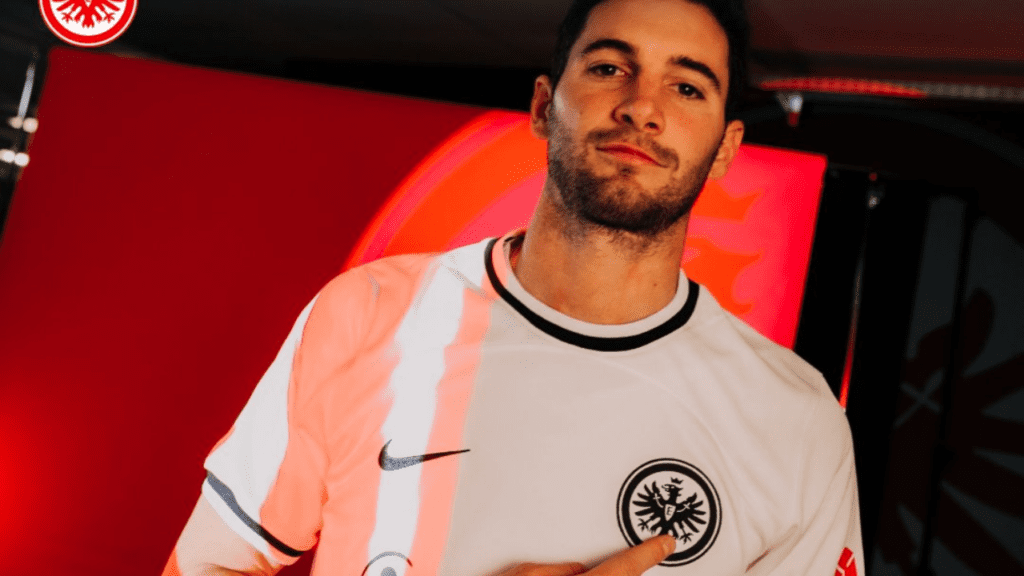 Atacante argentino Lucas Alario é o novo reforço do Eintrach Frankfurt