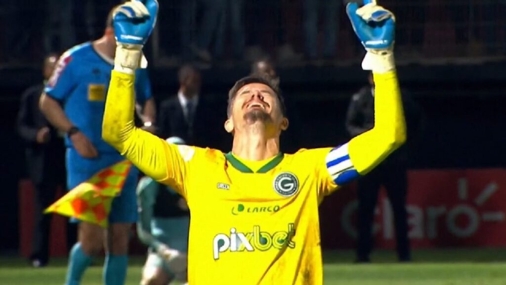 Tadeu defende 5 pênaltis e classifica o Goiás para as oitavas de final da Copa do Brasil