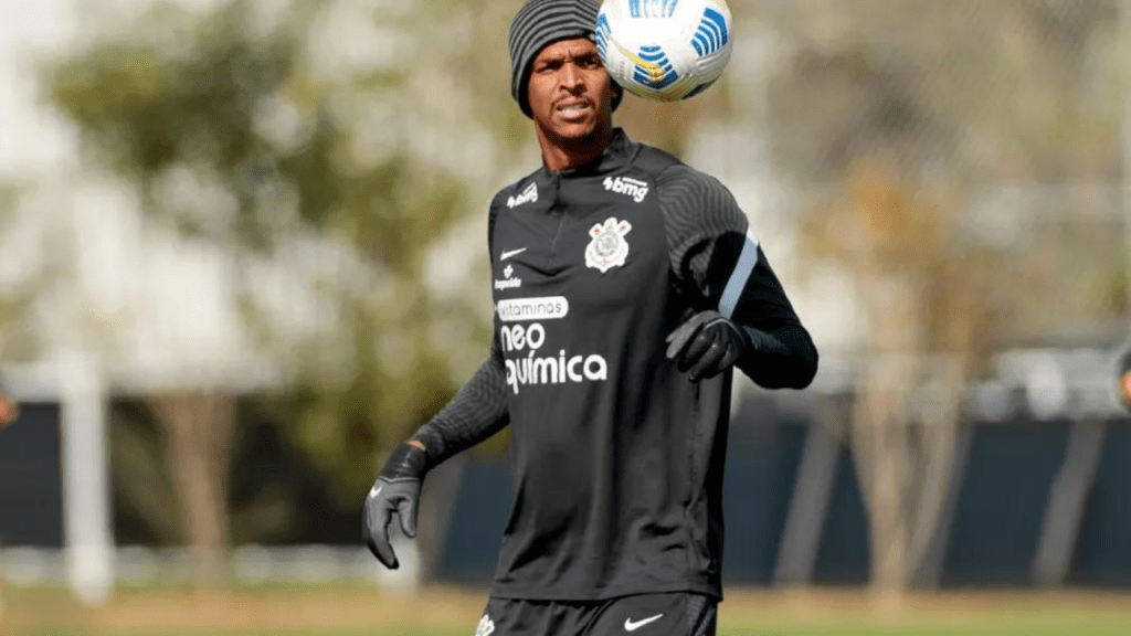 Atacante Jô em treino do Corinthians